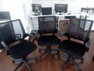 Офисные компьютерные кресла с сетчатыми спинками